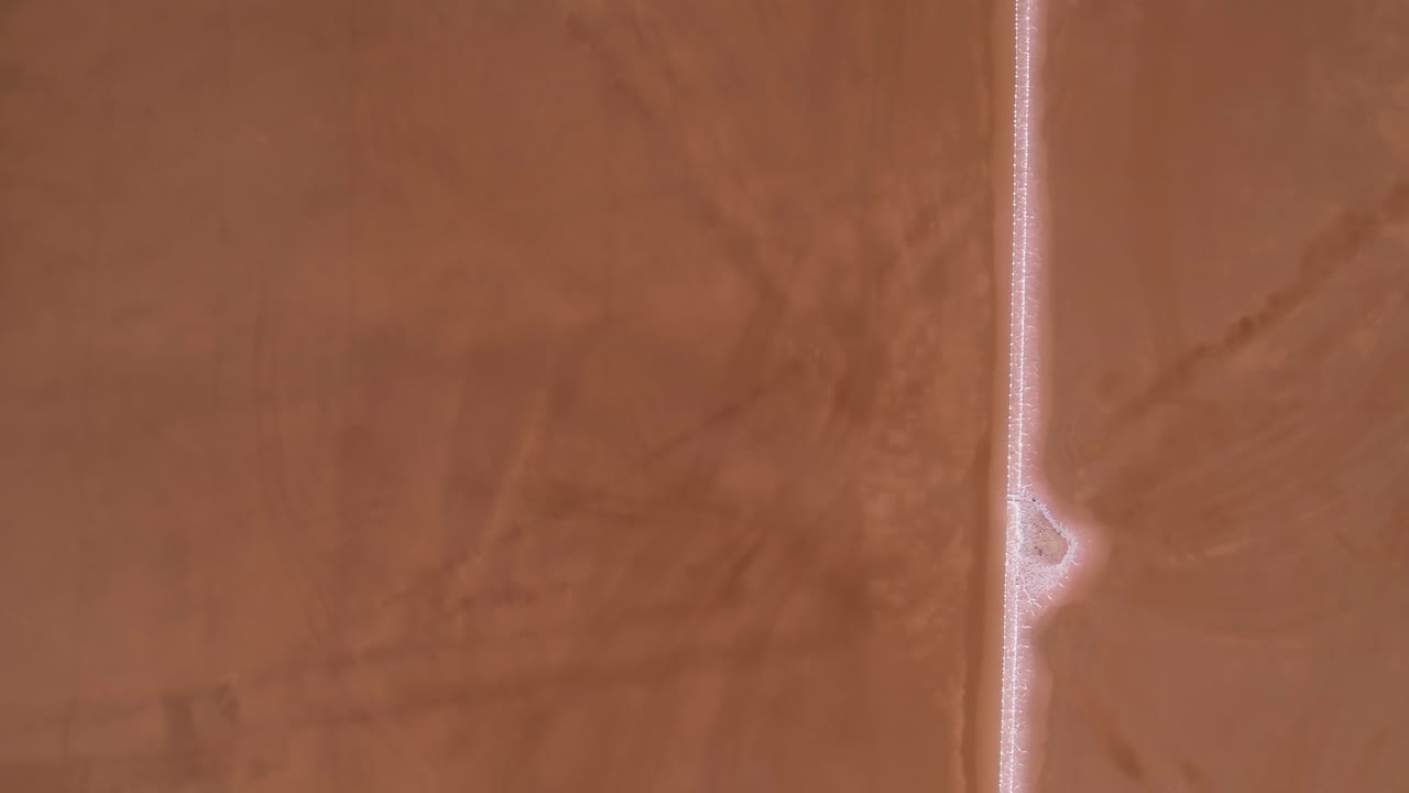 vista aérea de arriba hacia abajo de un cruce de carreteras