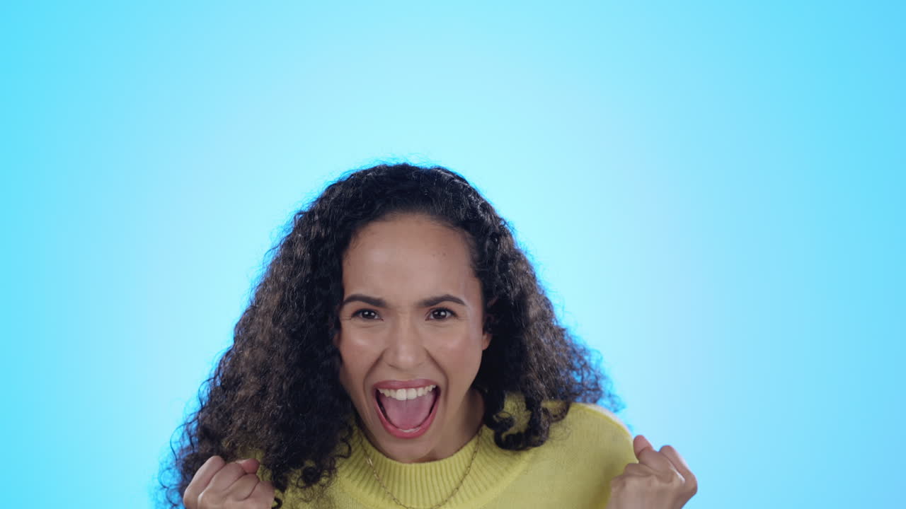 cara de celebración y mujer en el estudio con wow