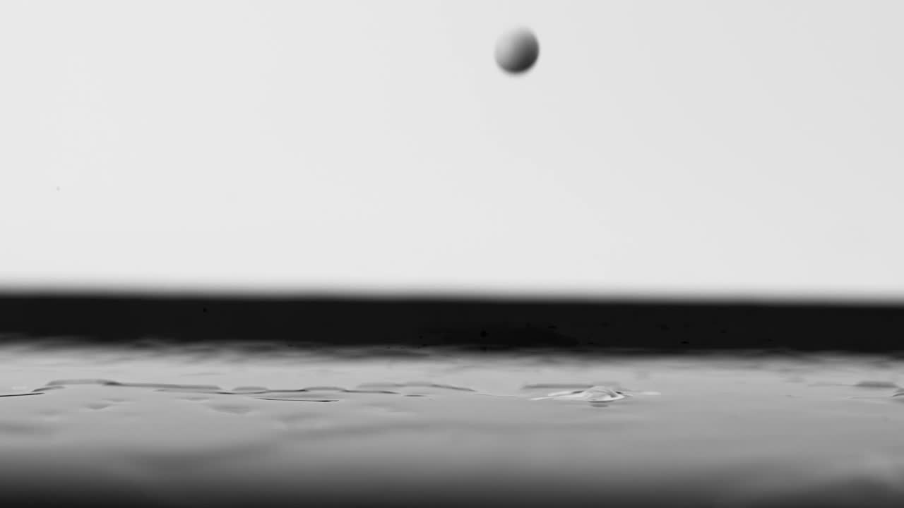 둥근 검은색 물방울이 밀집된 색 액체 파동으로 어지고, 근접