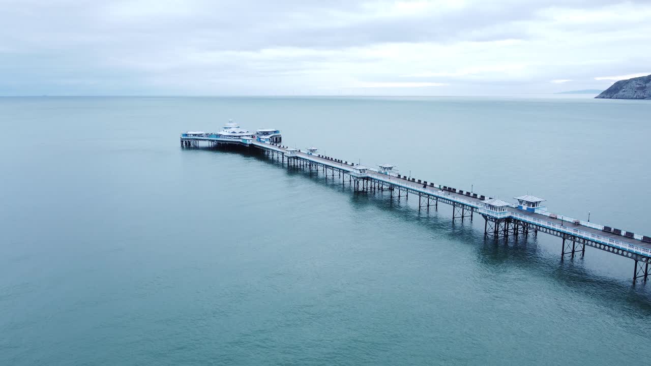 llandudno pier 역사적인 빅토리아 목조 산책로 해변 랜드마크 조감도가 바다로 내려가는 모습