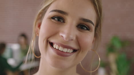 retrato en primer plano de una hermosa mujer joven en una oficina contemporánea sonriendo feliz disfrutando de la oportunidad de iniciar un negocio