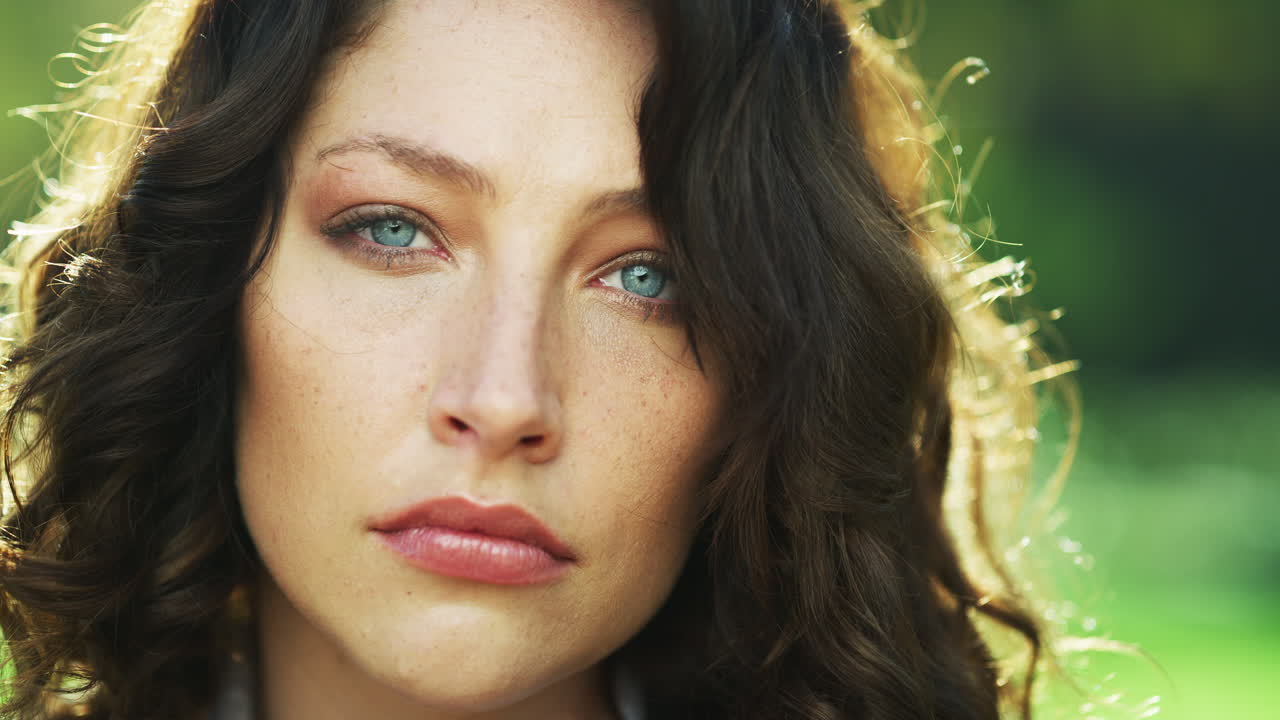 una mujer joven que lidia con la depresión en un público