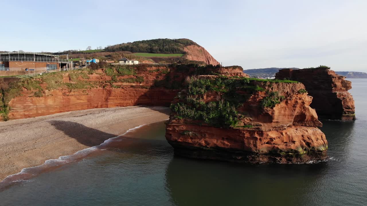 초목으로 가볍게 덮인 시스택이 있는 라드람 베이 해변의 조감도
