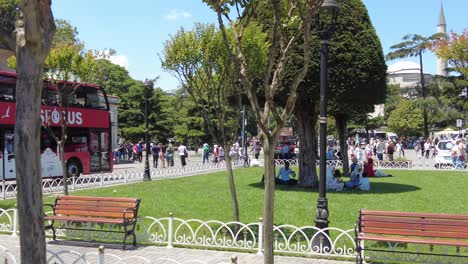 parque de estambul con turistas y autobús hop-on hop-off