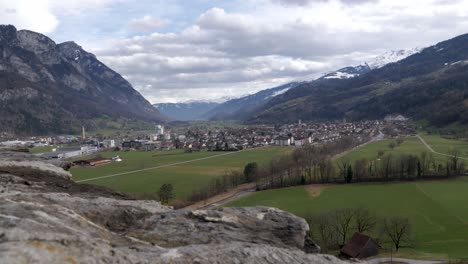 Lapso-De-Tiempo-De-Nubes-En-Movimiento-Sobre-El-Hermoso-Paisaje-De-Suiza,-Tiro-Estático