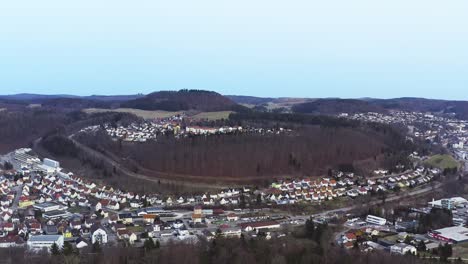 vista aérea de la zona de recreo de la ciudad de swabian alb albstadt, volando hacia atrás con el dron para revelar la hermosa naturaleza en la temporada de invierno sin nieve