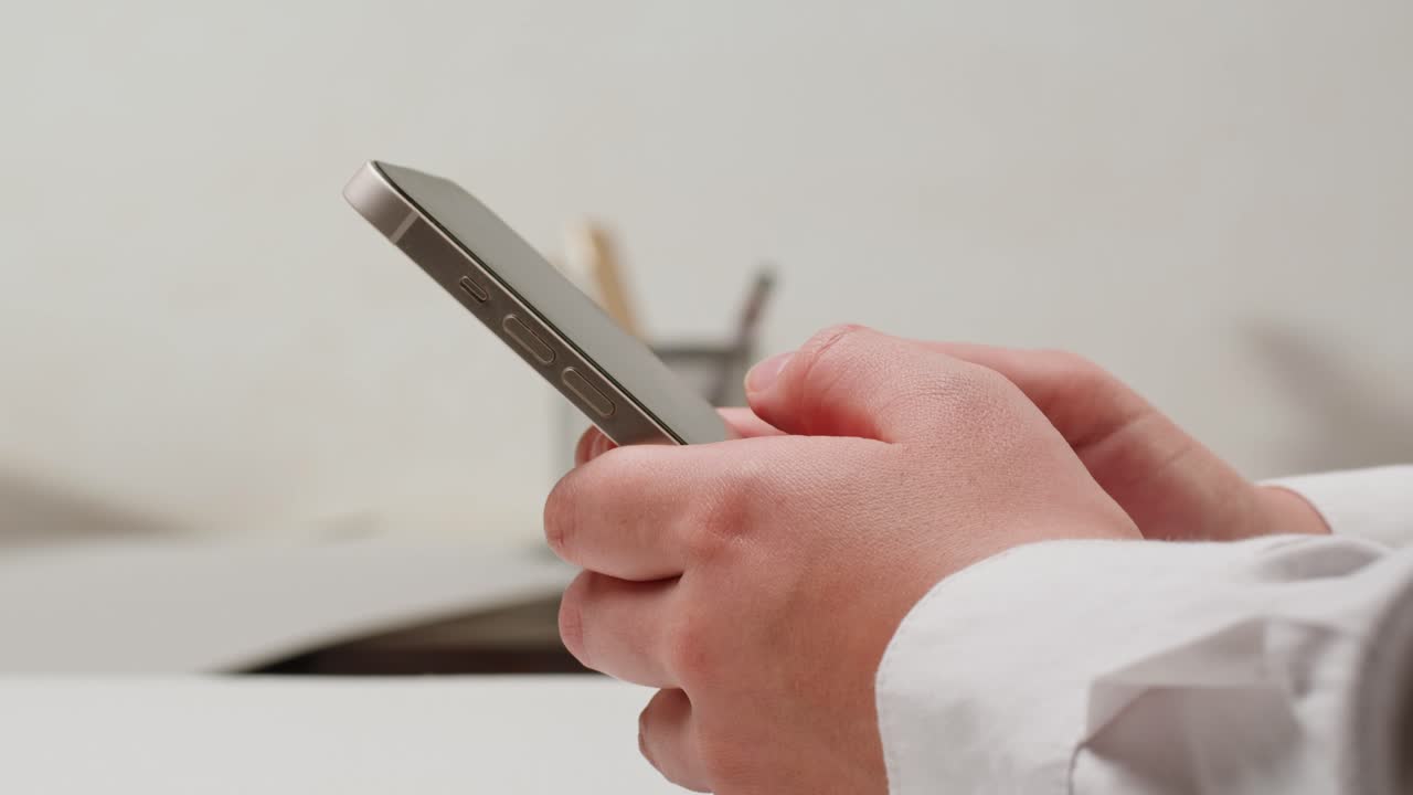 persona que tiene y utiliza un teléfono inteligente