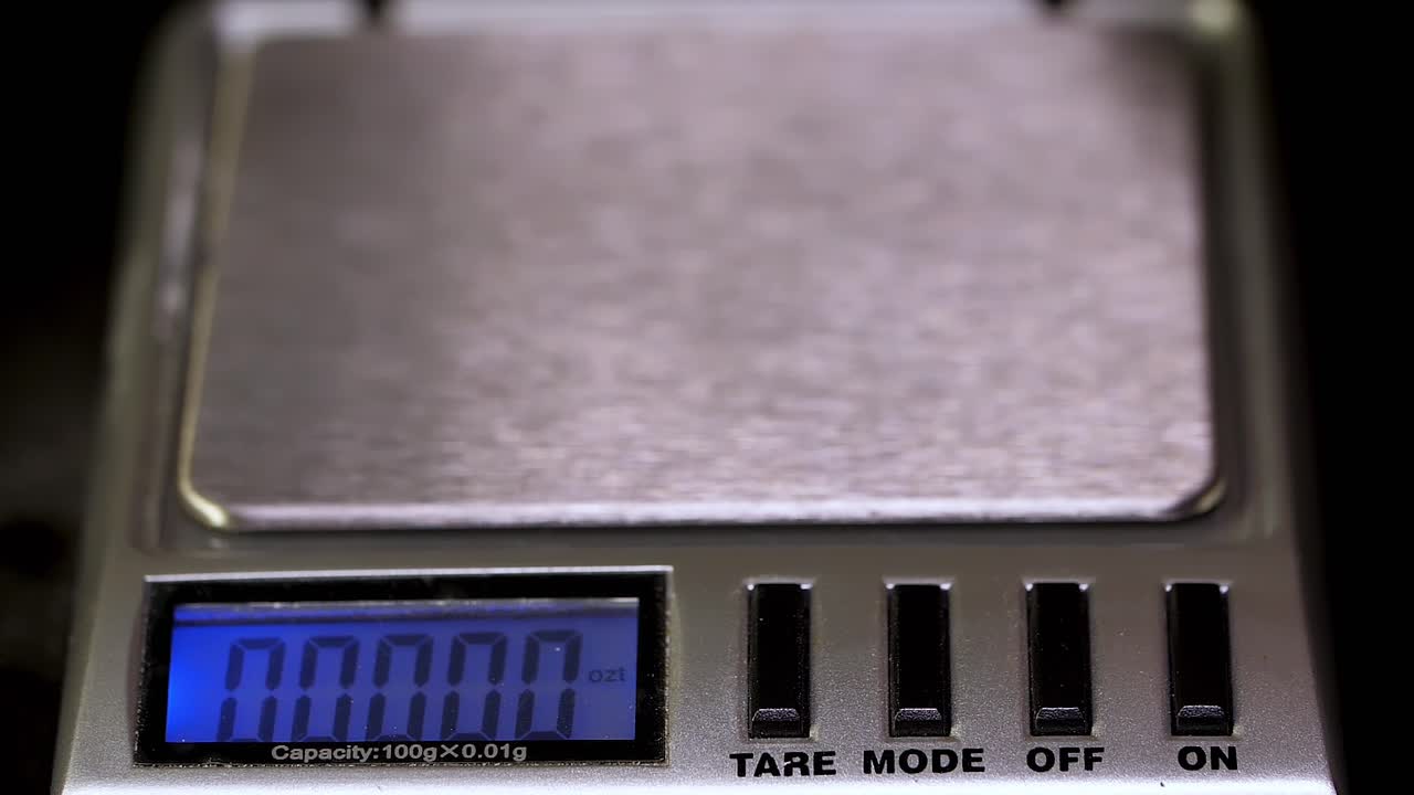 디지털 스케일에서 작은 색 물체를 무게를 매는 것