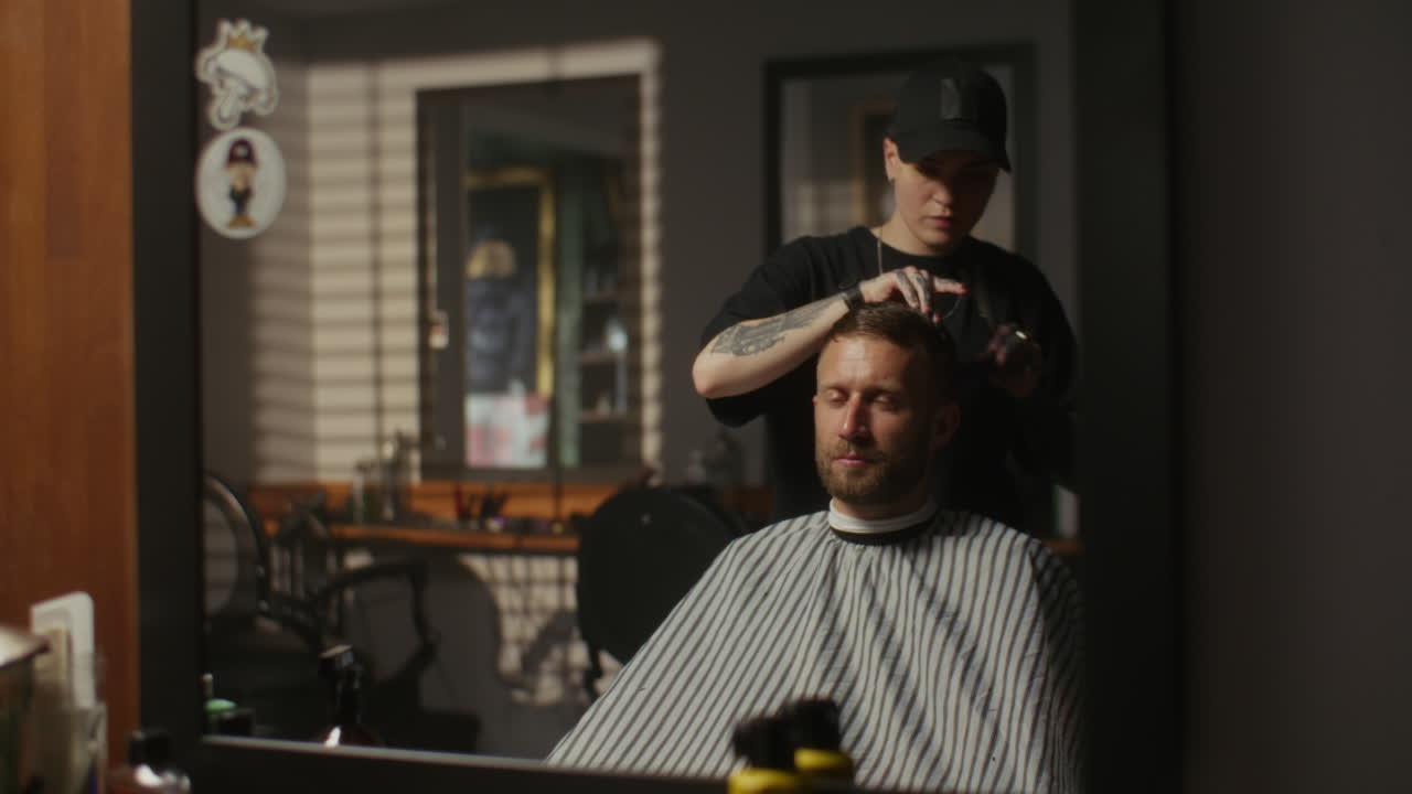 un hombre se corta el cabello en una barbería.