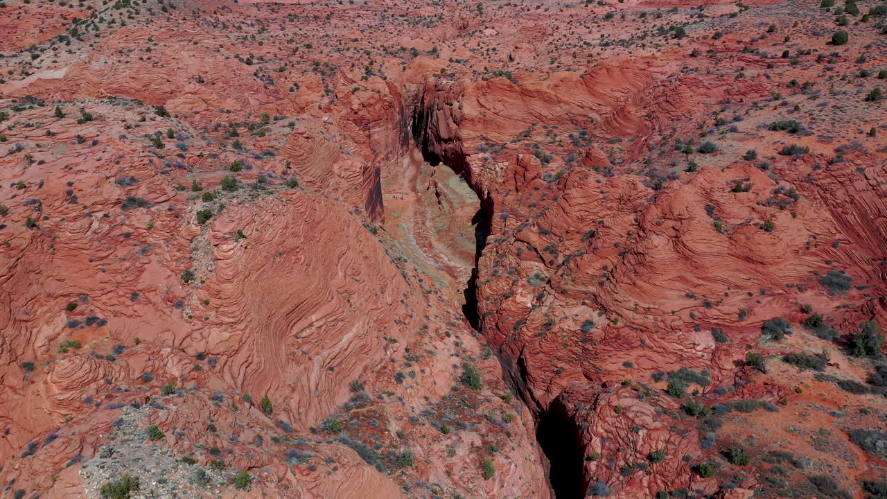 бакскин гулч слот каньон штата юта, вид с воздуха на глубокий слот каньон