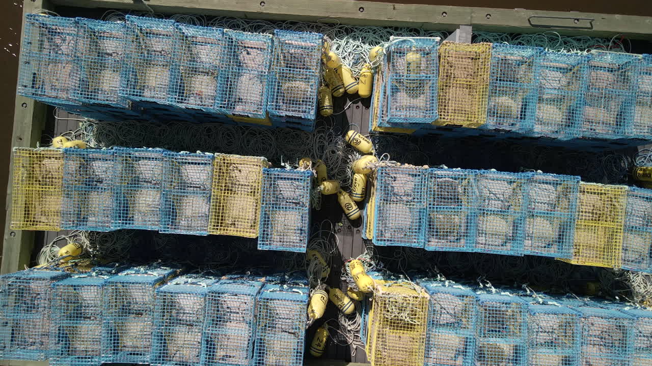 부두에 쌓인 랍스터 케이지의 드론 샷