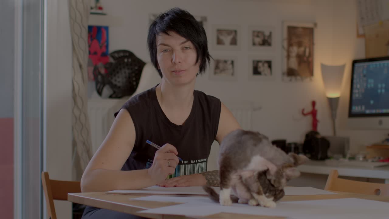 남성적, 여성적 특성을 가진 사람. 남성적 외모