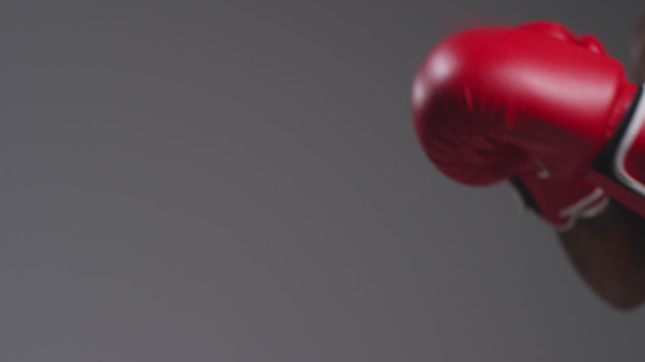 toma de estudio de cerca de dos boxeadores masculinos con guantes luchando en un partido de boxeo contra un fondo gris 17