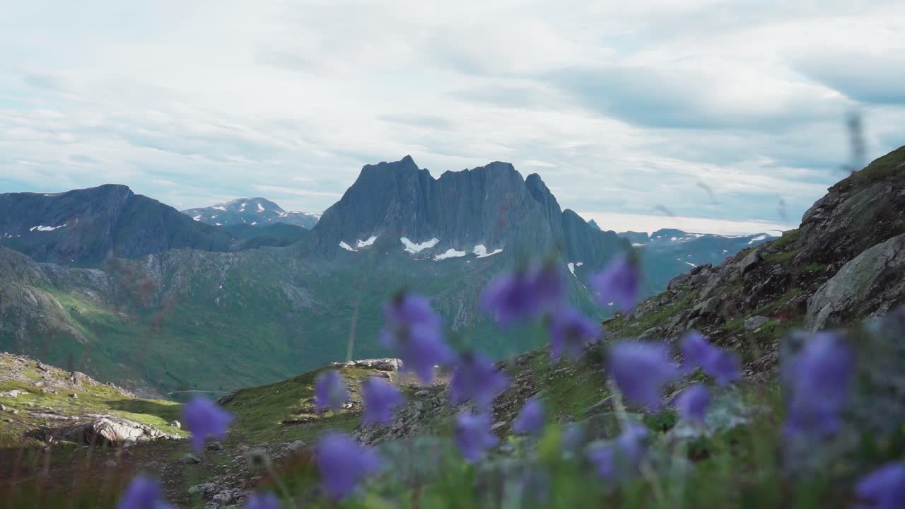 picos de las montañas grytetippen y keipen en un paisaje dramático, isla de senja, noruega