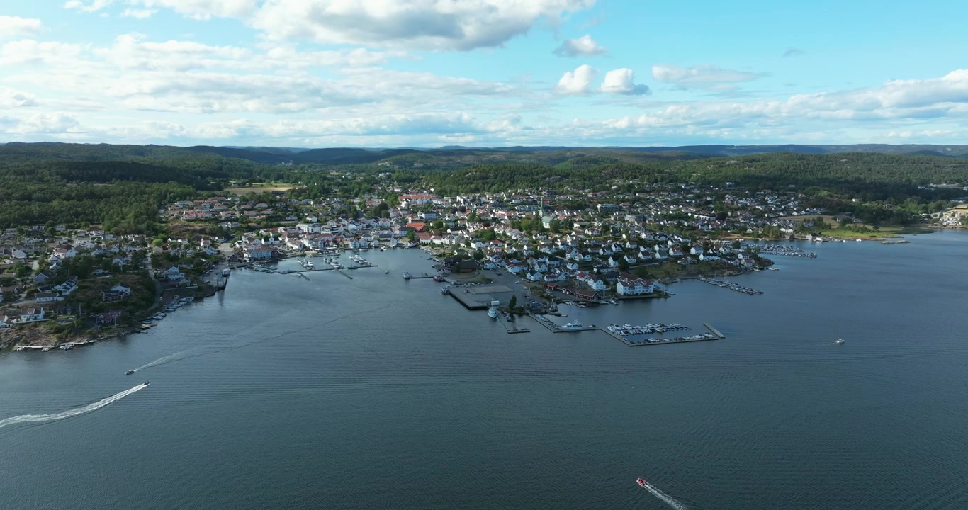 Veduta aerea della città costiera di Lillesand, Norvegia, con il lungomare che mostra le barche.