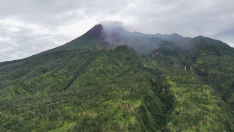 vegetación verde montaña volcánica en tierra tropical. vista aérea del volcán merapi, java, indonesia. el volcán más activo. imágenes de drones 4k.