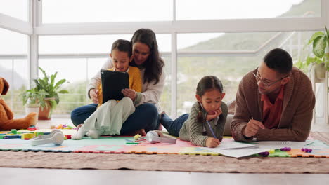 Familie,-Hausaufgaben-Mit-Kind-Zum-Lernen-Auf-Dem-Boden