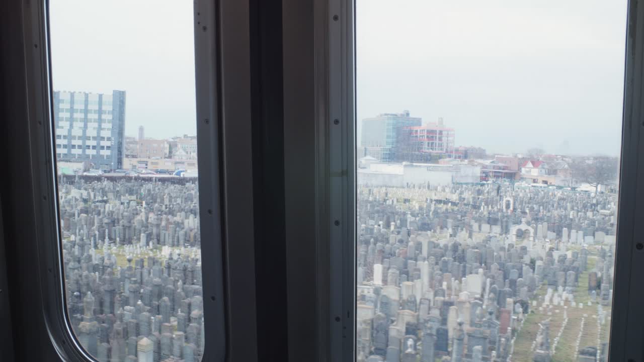 뉴욕 브루클린의 워싱턴 공동묘지를 지나는 지하철 카트