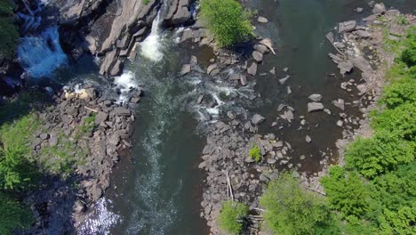 Panorámica-Aérea-De-Esopus-Creek-Cae-Sobre-El-Río-Hudson-En-La-Región-De-Catskill-De-Nueva-York