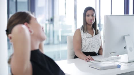 mujer de negocios, relajada y feliz en el descanso de la mesa