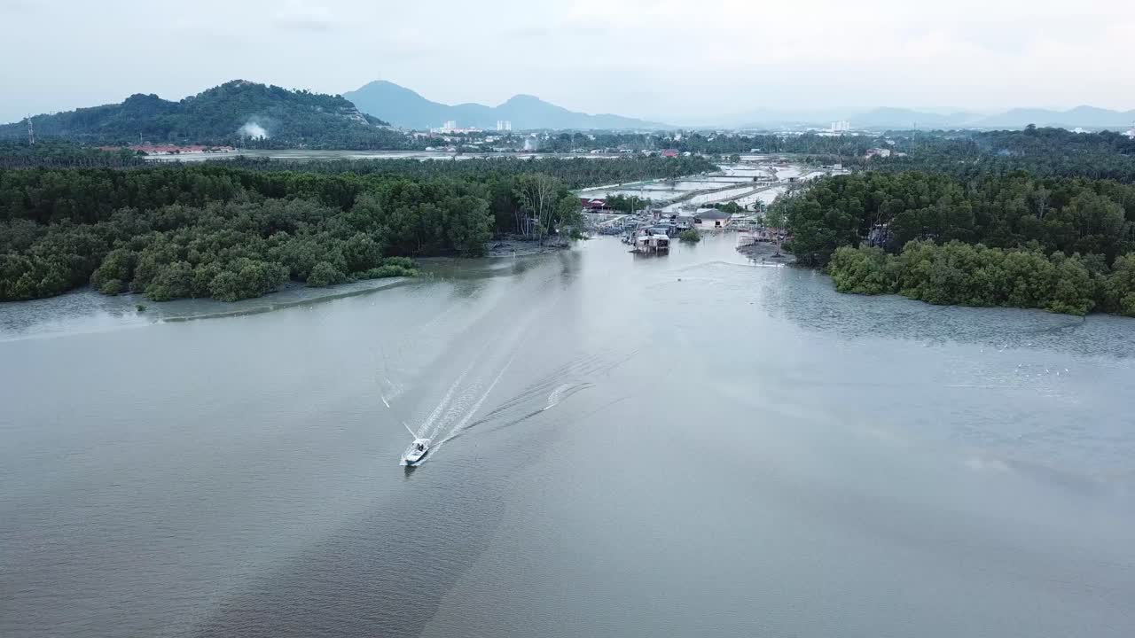 말레이시아 페 ⁇ 의  ⁇ 시 마을을 떠나는  ⁇ 시 보트.