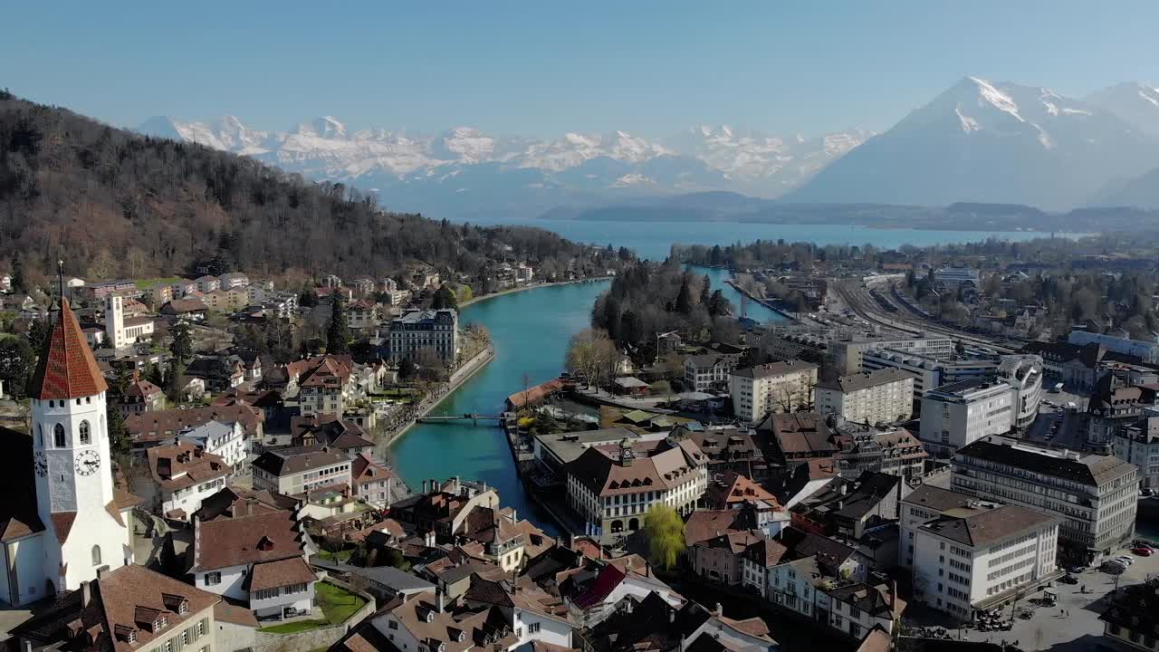 vista aérea de una antigua ciudad auténtica de suiza con hermosos alpes y fondo del lago