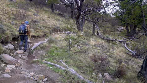 Un-Excursionista-Camina-Por-El-Desierto-En-Una-Aventura-En-El-Parque-Nacional-Fitz-Roy-Azotado-Por-El-Viento-Nublado,-Argentina-7