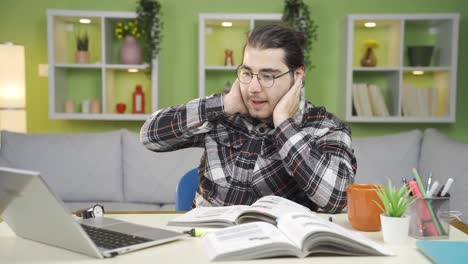 el joven que trabajaba en la computadora portátil fracasó.