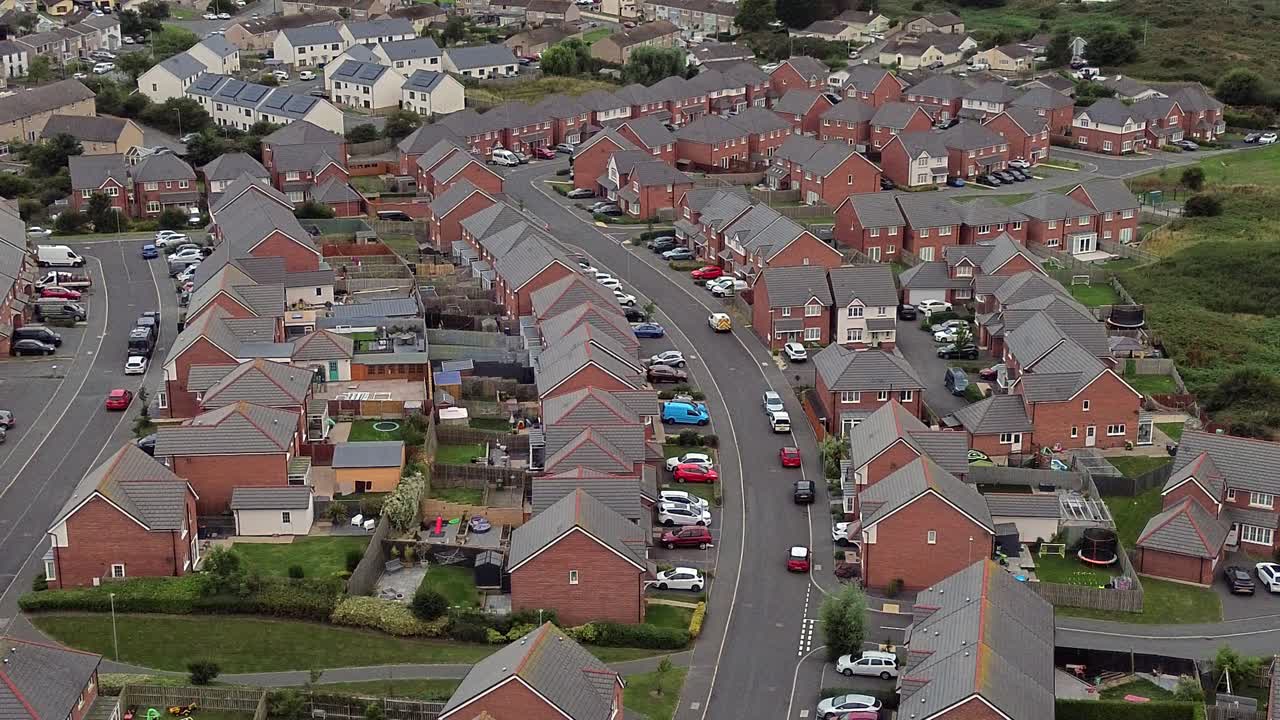 Luftfoto over Holyhead havns forstadskvarter med murstenshuse i Nordwales