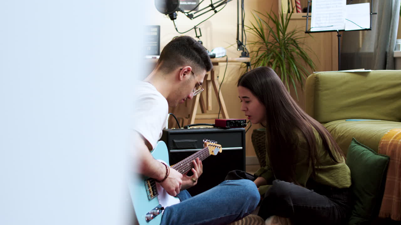 음악을 즉흥적으로 연주하는 커플