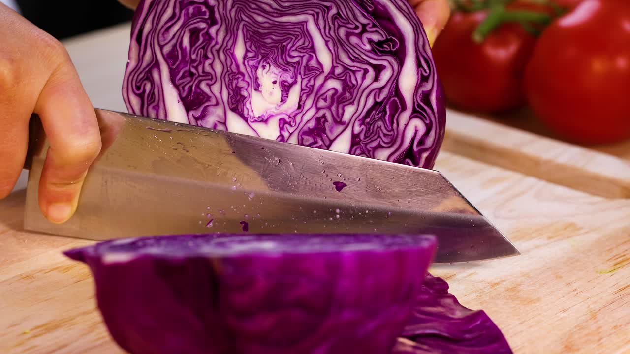 cortar el repollo con un cuchillo en una tabla de madera