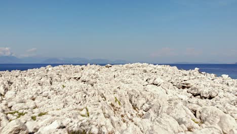 paisaje pedregoso blanco a orillas de la playa emplisi en kefalonia, islas jónicas, grecia