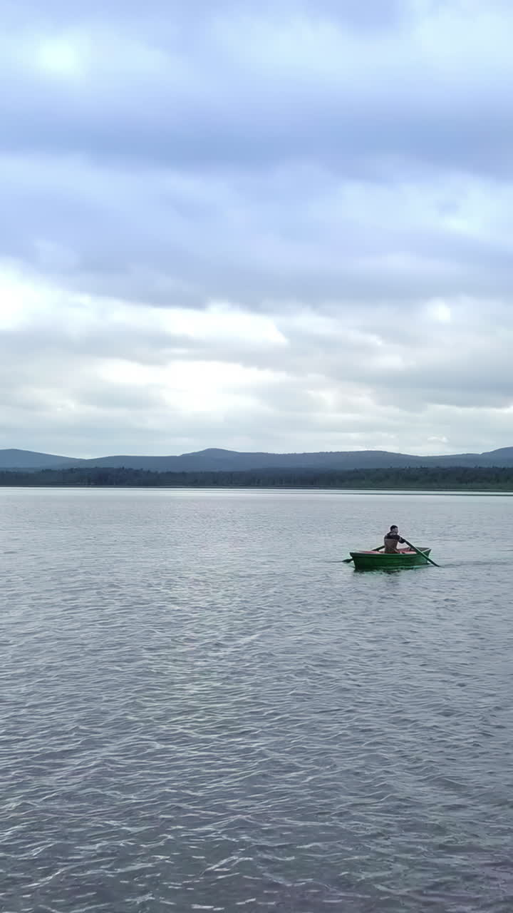 Orang Berkayak di Danau yang Tenang