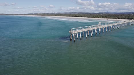 Vista-Aérea-De-Letitia-Beach-Y-Tweed-Sand-Bypass-En-Un-Día-Soleado-En-Fingal-Head,-Nsw,-Australia