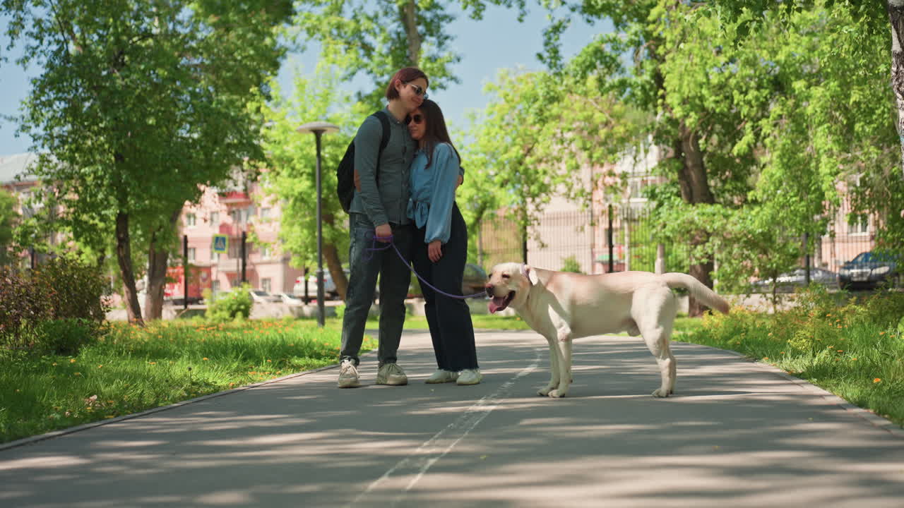 charla informal entre amigos y un perro, grupo de amigos conversando animadamente con un perro juguetón cerca, amigos y su perro juguetón intercambian palabras informales en un sendero boscoso