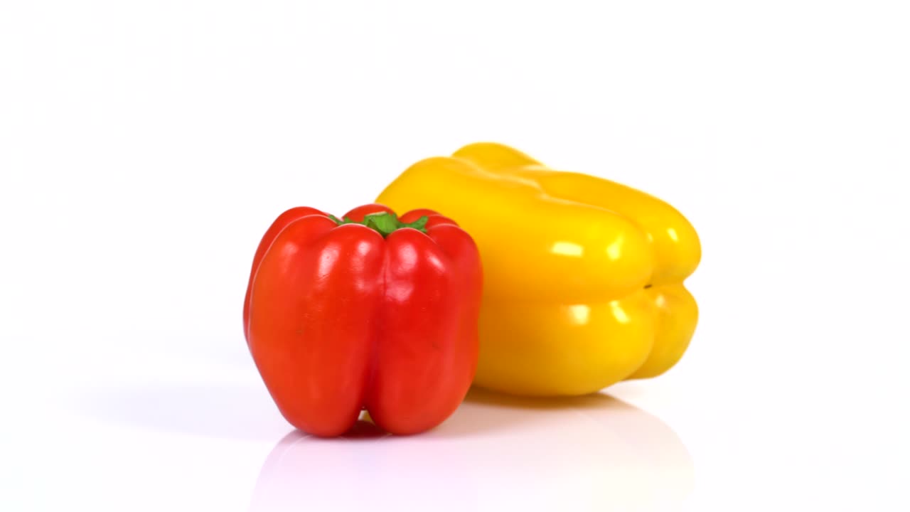 pimientos frescos girando 360 grados