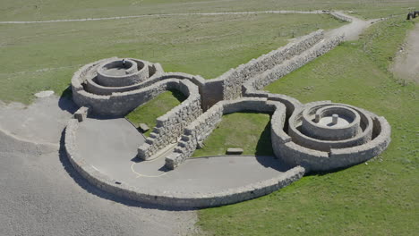 Una-Vista-Aérea-De-Las-Obras-De-Arte-Públicas-Cortadas-En-Piedra-Fría-Cerca-Del-Puente-De-Pateley-Con-La-Campiña-De-Yorkshire-Al-Fondo