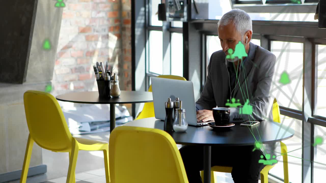 animación de conexiones con procesamiento de datos sobre hombre caucásico usando portátil