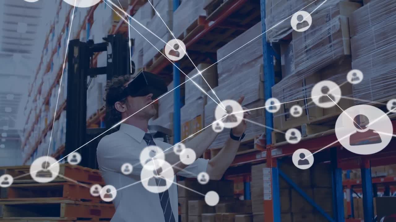 animación de la red de conexiones con iconos sobre trabajador caucásico con auriculares vr en el almacén