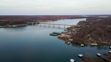 puente de peaje del lago de los ozarks en el hermoso paisaje de missouri, antena