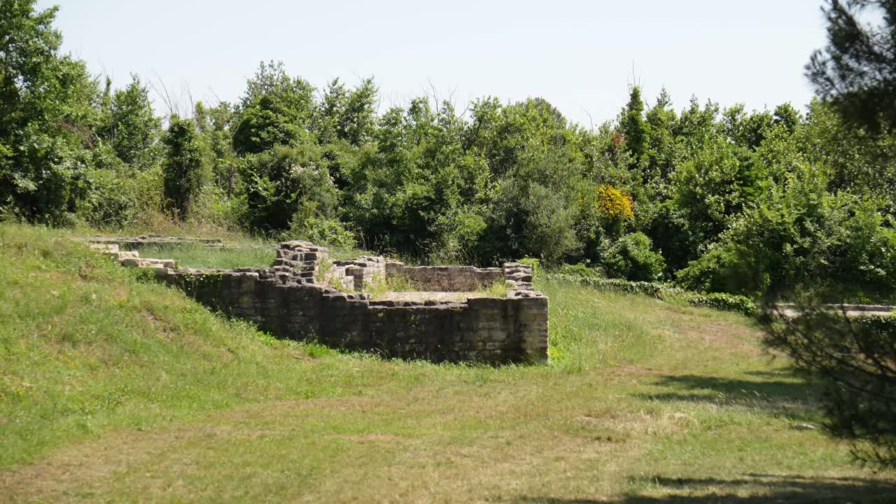 한때 나무로 둘러싸인 로마 빌라의 기초입니다.