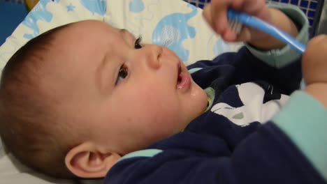 Lindo-Bebé-De-Seis-Meses-Jugando-Con-Cepillo-De-Dientes-En-El-Baño