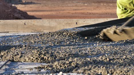 Mischen-Von-Zement,-Sand-Und-Kies-Zu-Einem-Mörtel,-Um-Den-Boden-Eines-Im-Bau-Befindlichen-Hauses-Für-Einen-Immobilienbereich-In-Südostasien-Zu-Pflastern