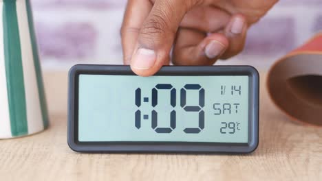 primer plano de un reloj digital que muestra las 11:09 con una manilla apuntando al reloj.