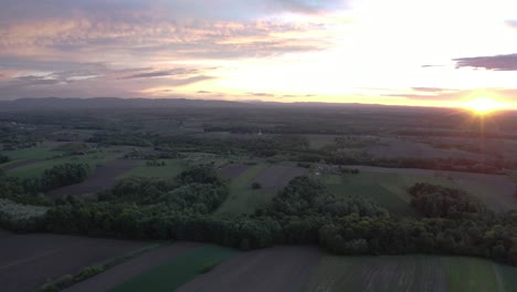 Volando-Con-Un-Dron-Y-Persiguiendo-La-Puesta-De-Sol