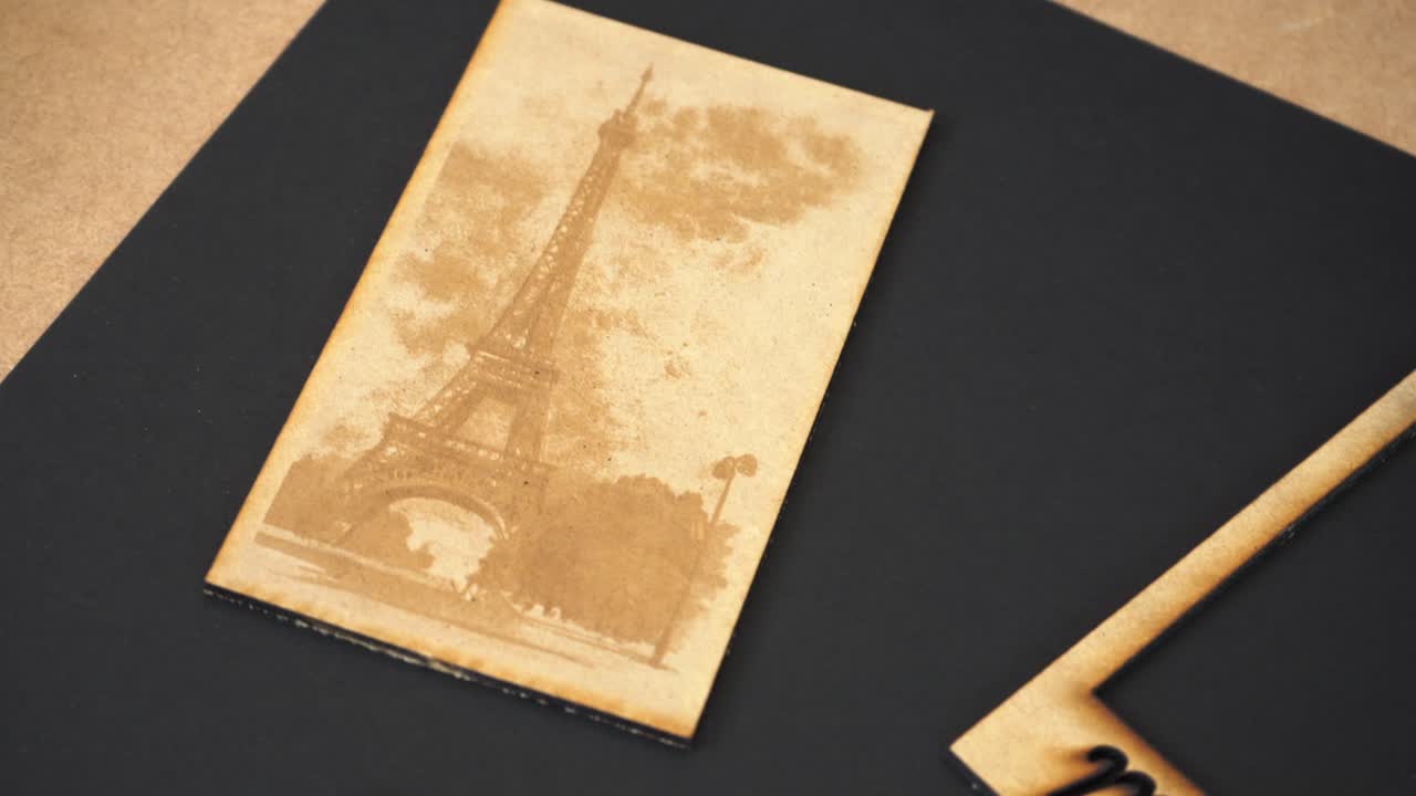 Incisione in MDF della Torre Eiffel su foglio di legno in un ambiente di laboratorio