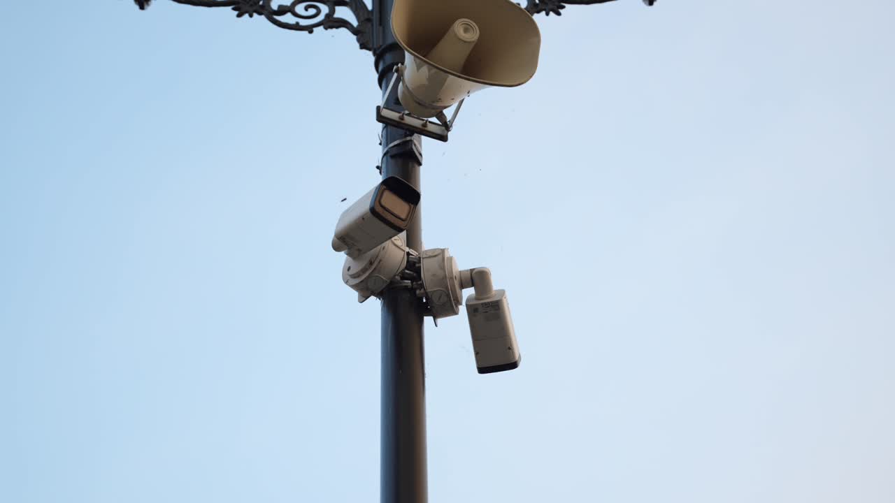 Telecamere di sorveglianza montate su un palo stradale, per la sicurezza pubblica in una città europea