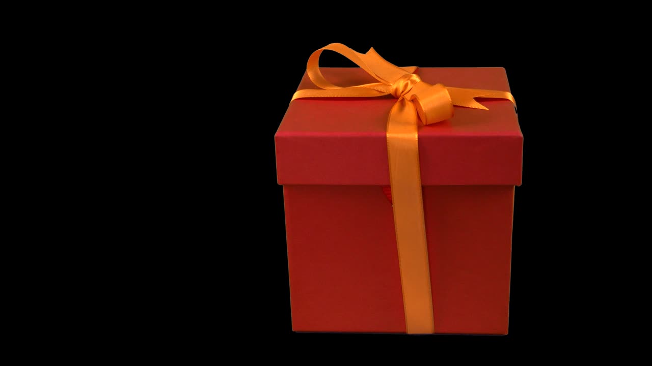 caja de regalo roja con cinta de oro amarillo arco dolly en la pista en zoom en en fondo transparente. canal alfa clave de croma fondo transparente. tener espacio vacío para el texto. enfoque suave. * lr pan.