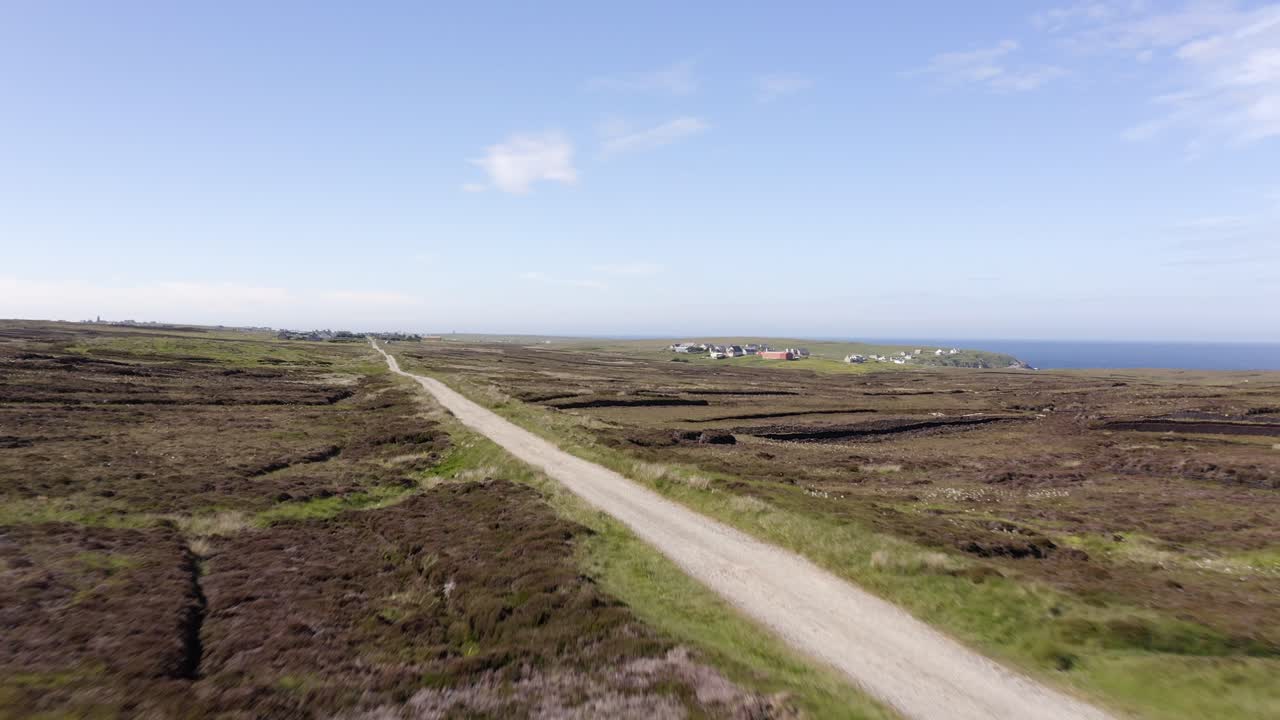 toma de drones de un tractor lleno de turba