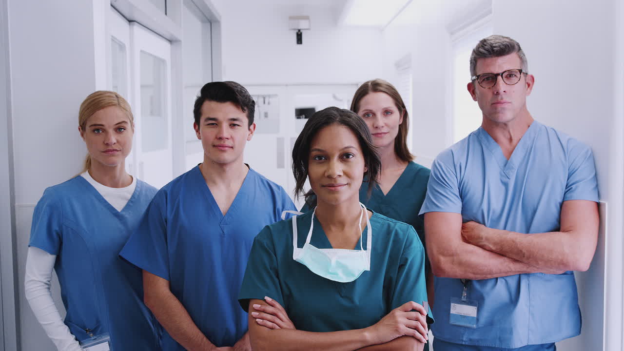 retrato de un equipo médico multicultural de pie en el pasillo del hospital